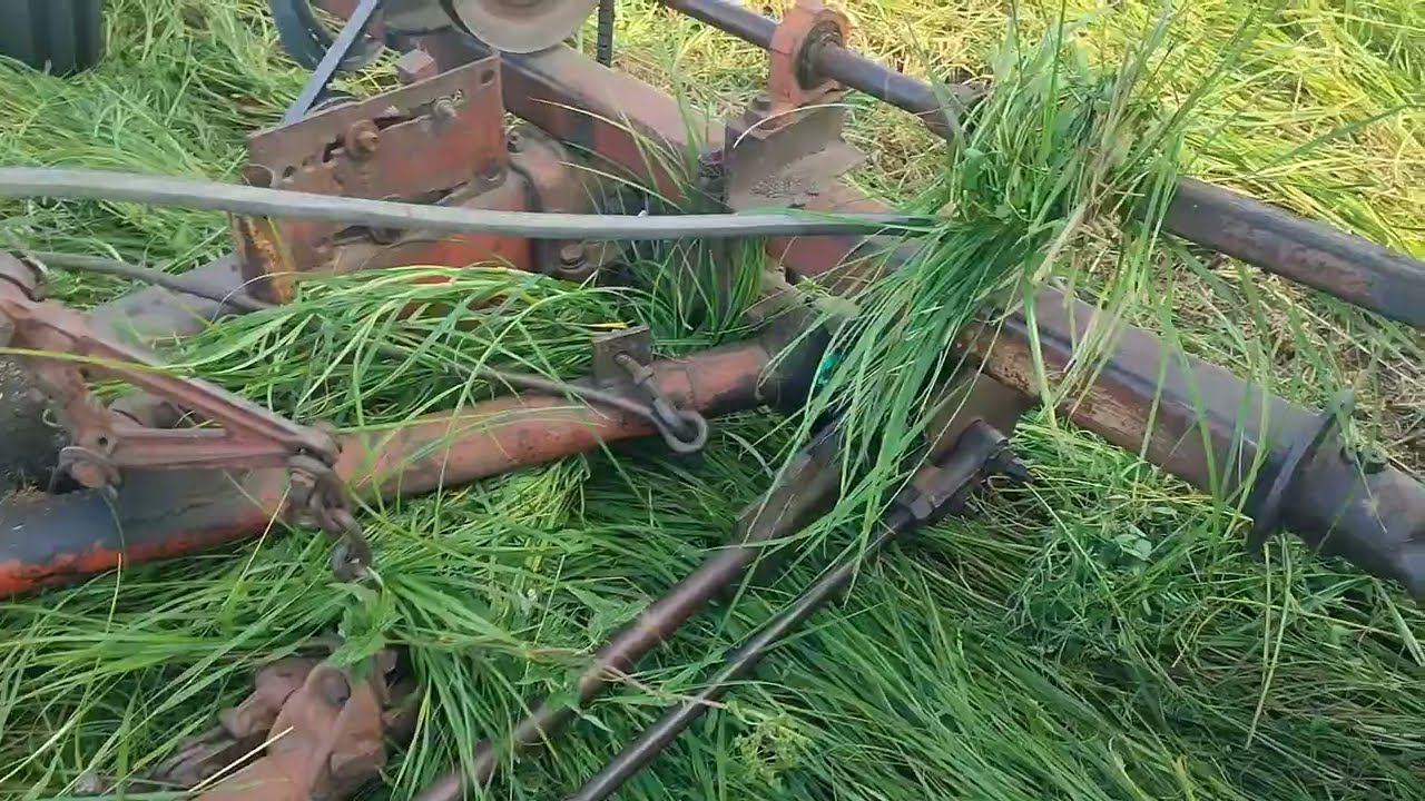 Продолжаем сенокос на МТЗ 82. Нервничаю но кошу! смотреть онлайн