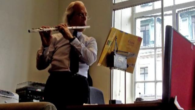 Сева Новгородцев играет на флейте, 19.08.2011 смотреть онлайн