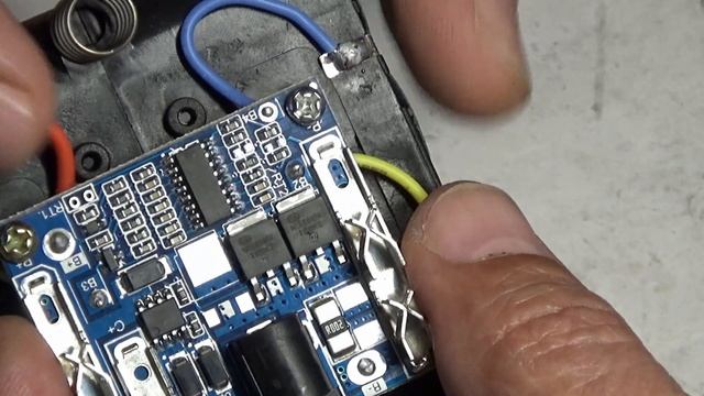 Что внутри поддельного аккумулятора Makita смотреть онлайн