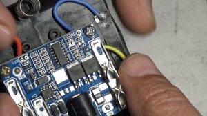 Что внутри поддельного аккумулятора Makita