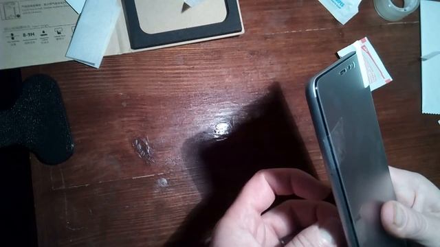 Как наклеить стекло  на телефон