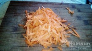 Рис с говяжьей тушенкой и овощами на сковороде