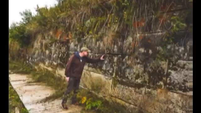 Древняя стена, неизвестно кем и когда построенная.Урал. смотреть онлайн