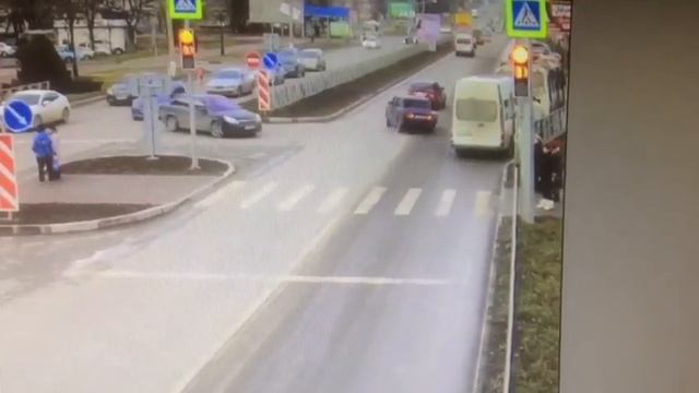 Лихач на «Жигулях» проскочил на красный свет и врезался в ограждение в Невинномысске смотреть онлайн