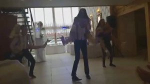 Танец друзей на свадьбе