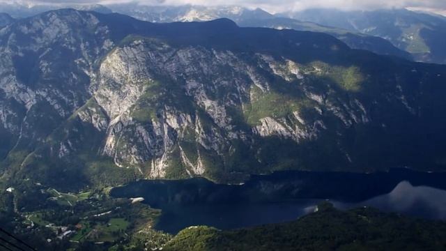 Словения. Озеро Бохинь. Вид на озеро с плащадки Вогель. Открытый мир смотреть онлайн