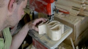 Работа инвалида по изготовлению деревянных изделий либо украшений одной рукой (2)