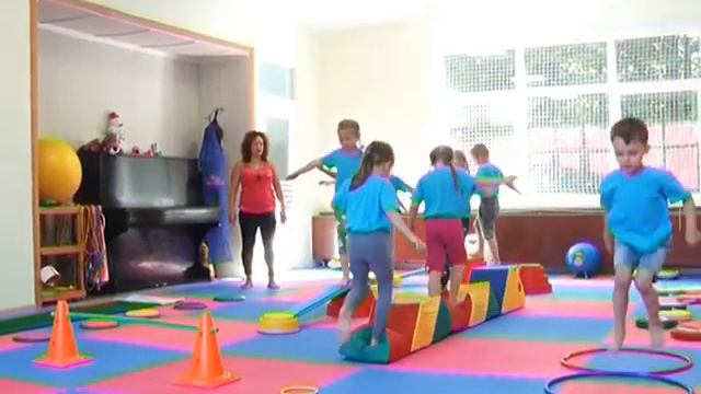 Педагог и спортсмен в одном лице. Воспитать быстрых, сильных, ловких может не каждый смотреть онлайн