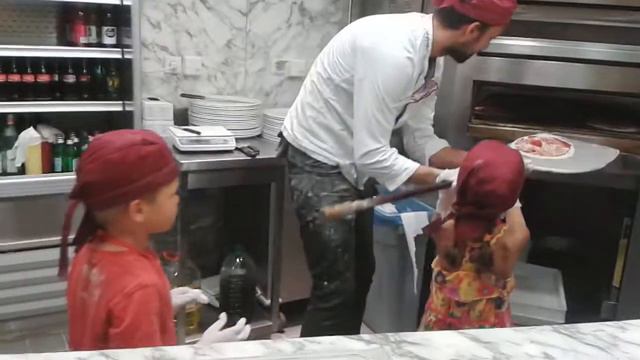 Агаша учится делать пиццу. Часть 3. Пиццу в печку. смотреть онлайн