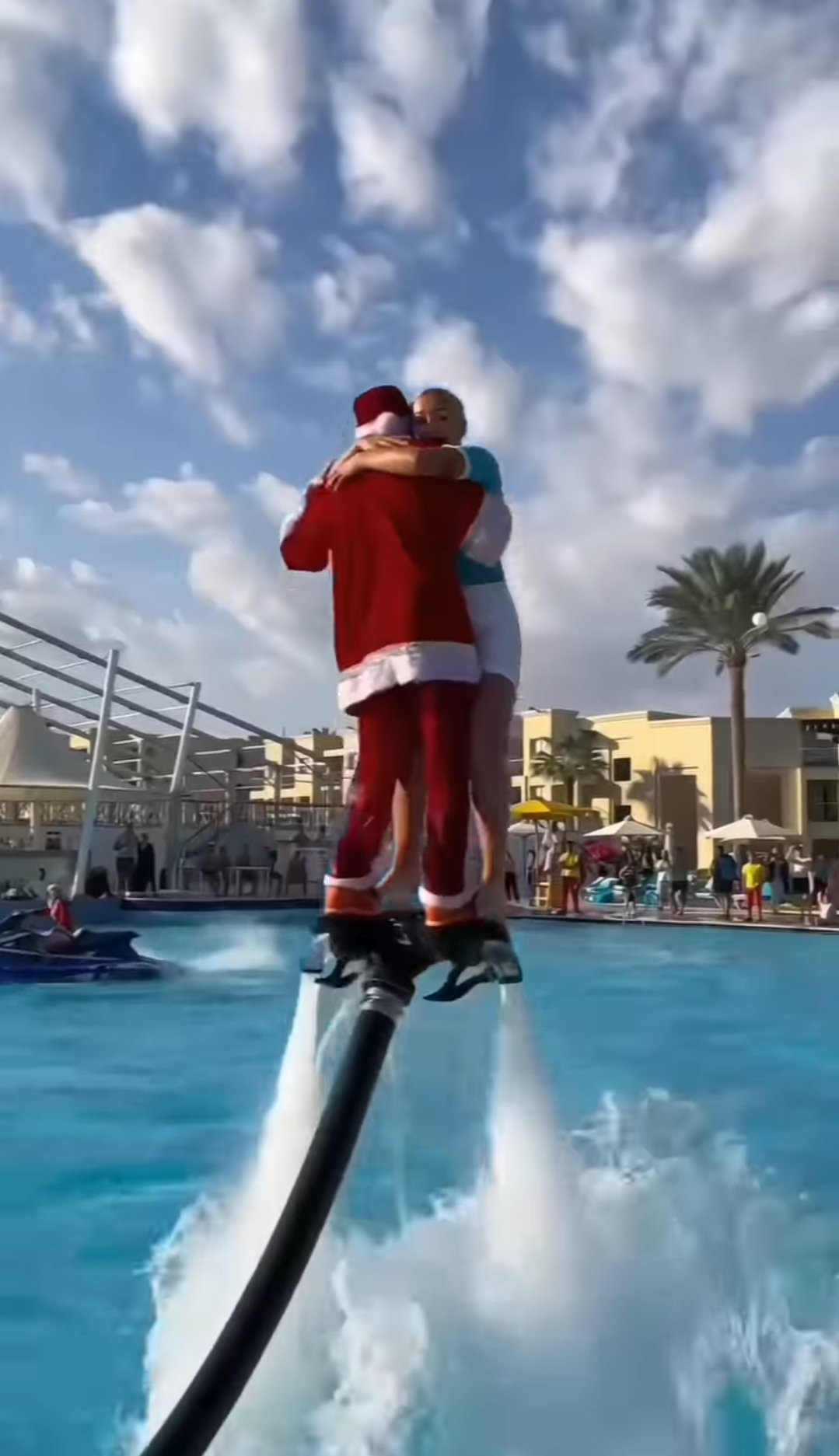 Санта катает людей на флайборде Flyboard Show