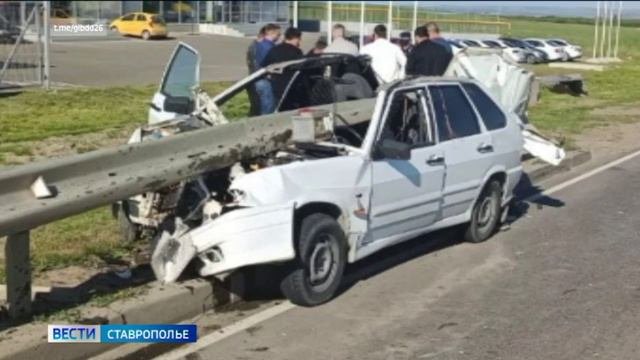На большой скорости машина въехала в железное ограждение
