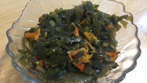 Салат из морской капусты с овощами