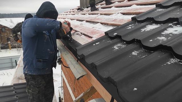 ВОЛОКОЛАМСК. Выкладываем фронтоны и монтируем кровлю из металлочерепицы...