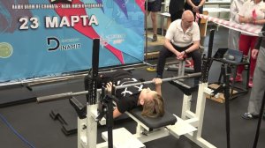 Школьник 11 лет жмет лежа гриф штанги 88 раз.