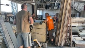 Производство бетонных парковочных столбиков, заливка раствора в форму с опалубкой (засыпной короб)