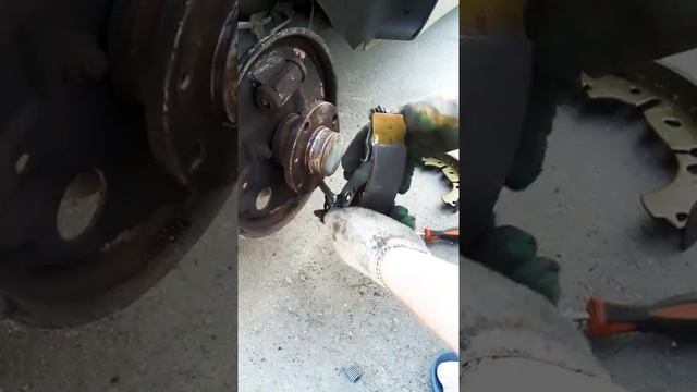 Обслуживание задних тормозов опель корса д замена колодки-барабаны  ремкомплект педаль ушла причина