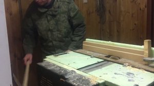 Делаю боковые планки рамок для пчёл с разделителем гофмана