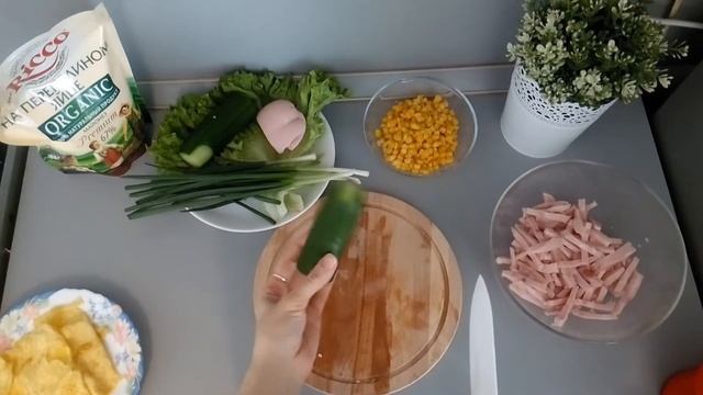 Вкусный салат с ветчиной и яичными блинчиками