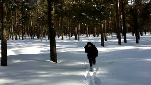 Пацаны бегают по снегу  босиком