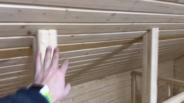ДЕРЕВЯННАЯ ЛЕСТНИЦА В ДОМЕ С НИЗКИМИ ПОТОЛКАМИ