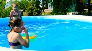 Скучно... Пойдём купаться?