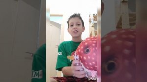 У Кости дома. Говорит про игрушки.