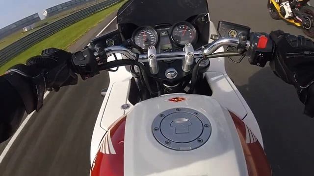 Honda CB1300 Street Bike v small capacity race bike in the medium / fast Group. HAMPTON DOWNS NZ смотреть онлайн