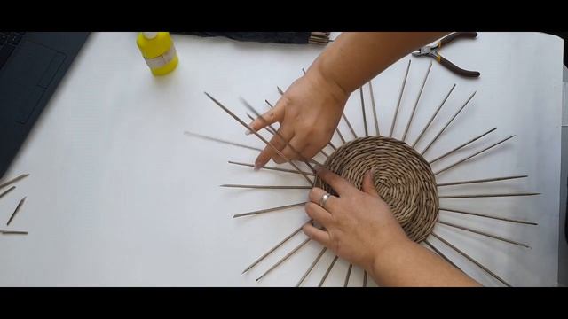 Букетница из газетных трубочек смотреть онлайн