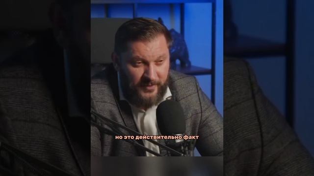 Мужчина присматривается к частям тел@ смотреть онлайн