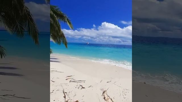 Мальдивы. Здесь на вес золота пресная вода, поэтому в сезон дождей многие выносят на улицу посуду...
