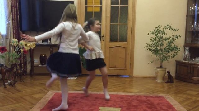 Танец Катюша Мы с моей младшей сестре ой танцуем танец смотреть онлайн