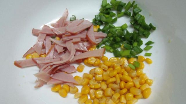 Салат с ветчиной кукурузой и фасолью под сыром янтарь