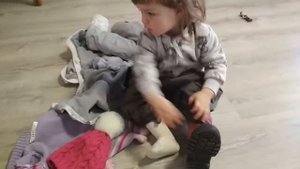 Ребенок 1 г и 10 мес одевается сам// Совсем взрослая