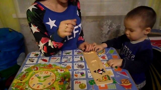 СОБИРАЕМ ДЕРЕВЯННЫЕ ВКЛАДЫШИ) РЕБЁНОК ПОЧТИ 2 ГОДА) смотреть онлайн