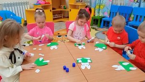 Павловский тракт (младшая группа). Творчество, аппликация "зайка"