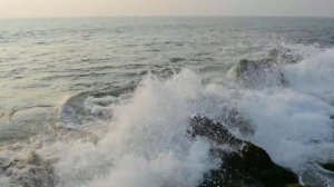 Волны разбиваются о камни