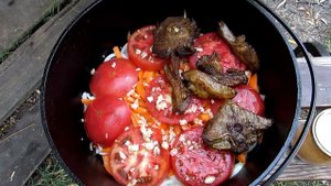 Тушеная баранина с луком сметаной и бородинским хлебом