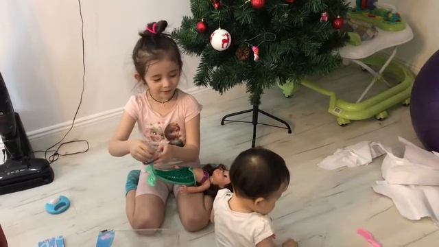 Дед Мороз подарил подарок! Кудрявая кукла! Распаковка подарка! Дед Мороз реально существует! смотреть онлайн