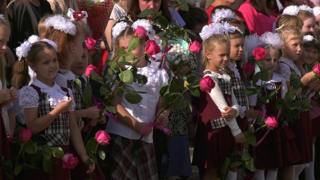 Учеников школы №149 поздравила глава города Елена Лапушкина