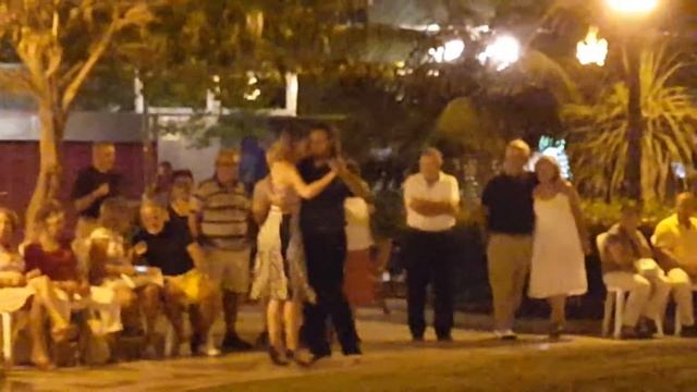 Бесплатные развлечения в Аликанте - танцуют все каждые выходные в летний сезон смотреть онлайн