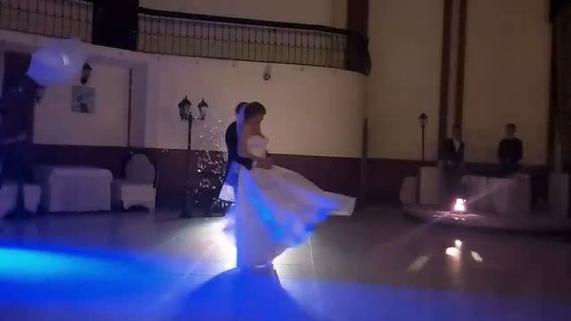 Очень красивый свадебный танец. Юля и Сережа 02.09.17 смотреть онлайн