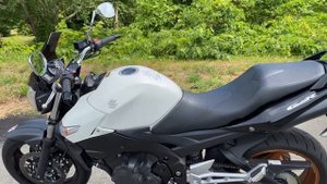 【試乗動画】400cc最強バイクは噂通りのこいつだ!SUZUKI GSR400を試乗。HONDA CB400のライバル車に乗ってみた。【隼乗りのセカンドバイク探し】