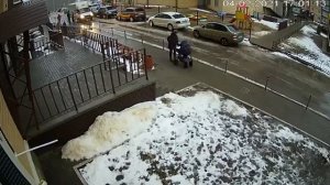 Видео момента падения мужчины на коляску с младенцем в Воронеже