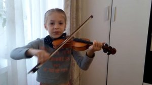 Ходит зайка по саду. Скрипка. Bunny walks in the garden . The game is a little girl on a violin . .