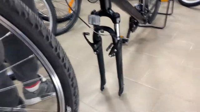 Мотовело Град . Как снять и надеть переднее  велосипедное колесо с  V-brake с черной вилкой .
