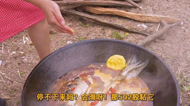 【超小厨】女婿拆家啦！五花肉配鱼小杨做“铁锅炖”，贴玉米饼吃爽了！ смотреть онлайн