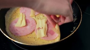 ЯИЧНЫЙ РУЛЕТ С ВЕТЧИНОЙ