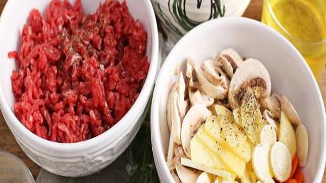 Запеченные овощи в горшочках с шампиньонами и фаршем