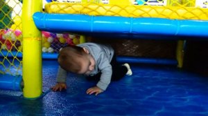 Богдан и 1 МИЛЛИОН Шариков! Цветные шарики Везде! Богдан играем с мамой на площадке  в Дубая