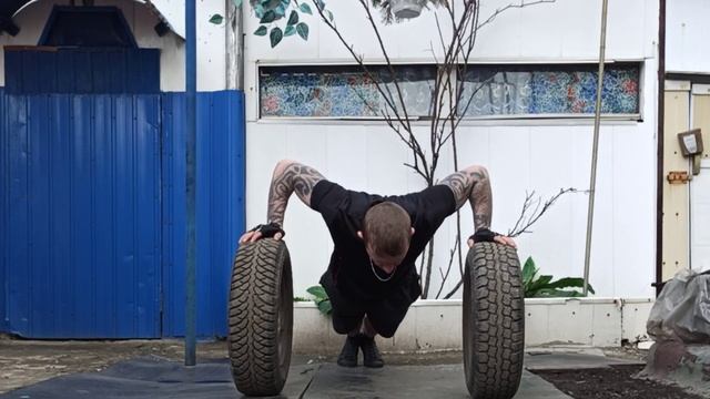 Отжимание на колесах #спорт #здоровье #зож смотреть онлайн